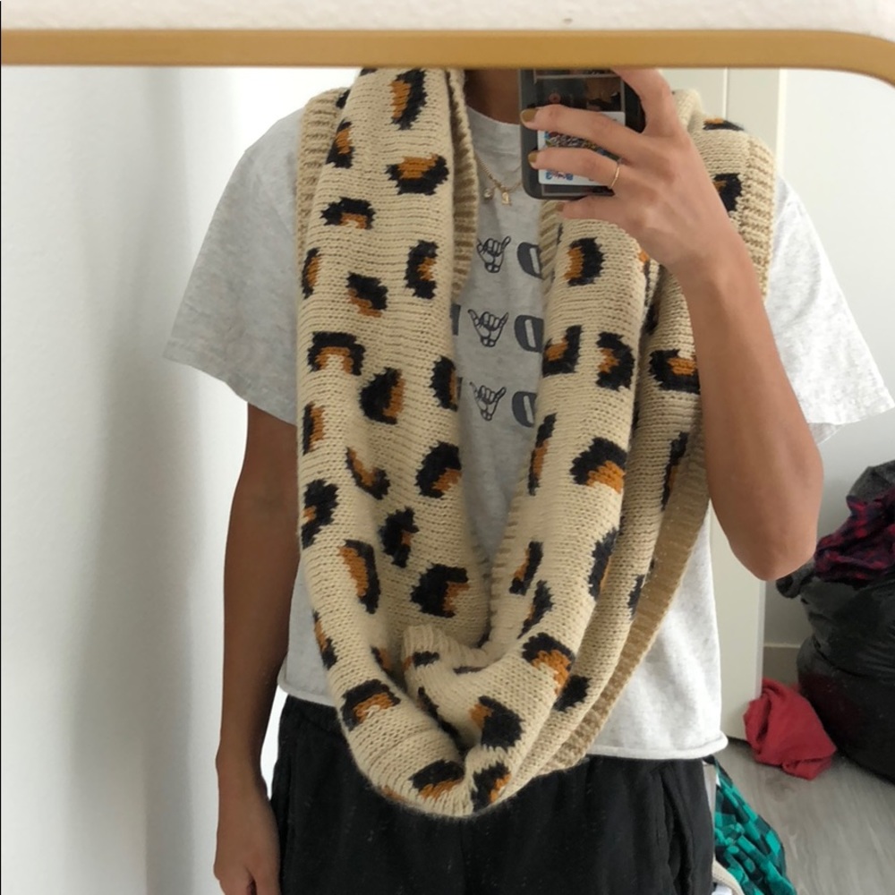 H&M ANIMAL PRINT SCARF